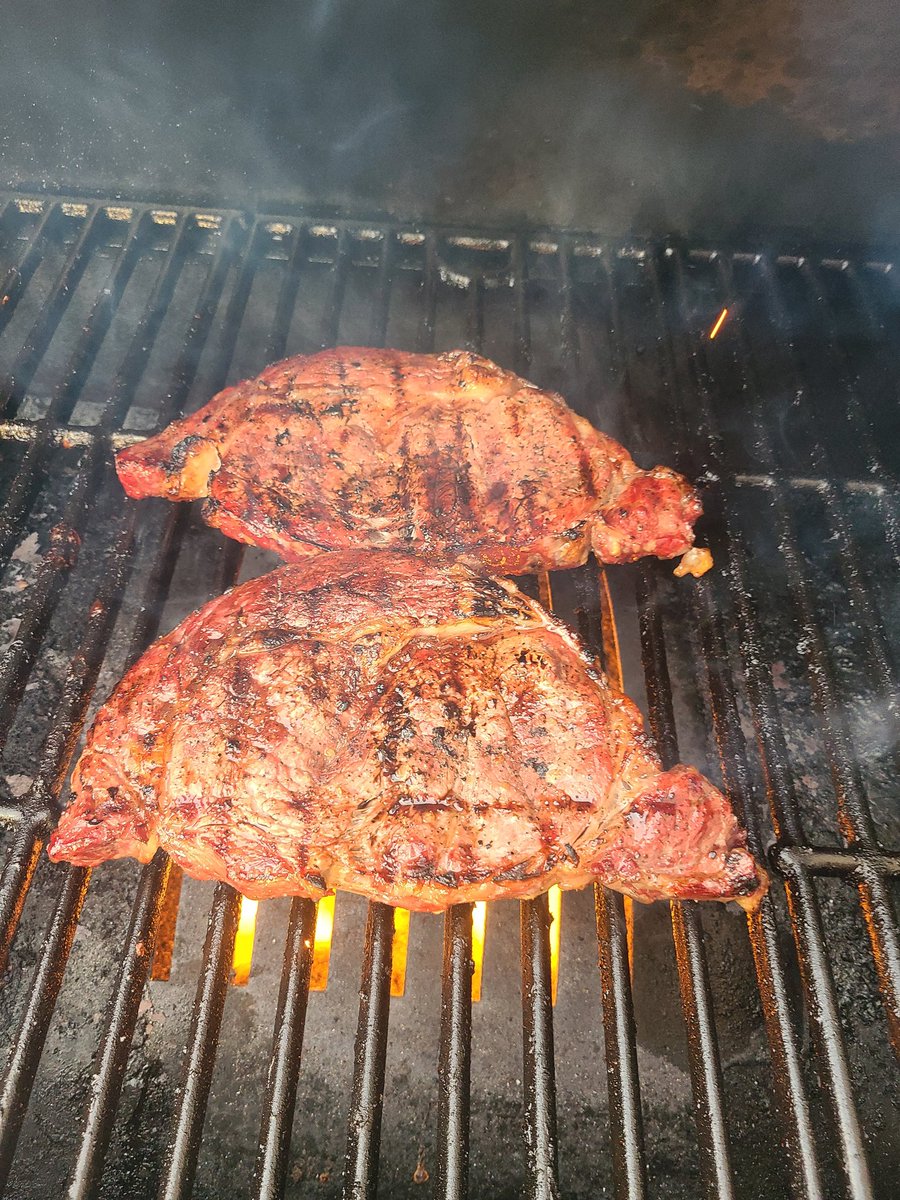 Sasquatch_ut's tweet photo. I can't get over how perfect these Ribeye's turned out! @PitBossGrills #mediumsteak https://t.co/twZQJHEuen