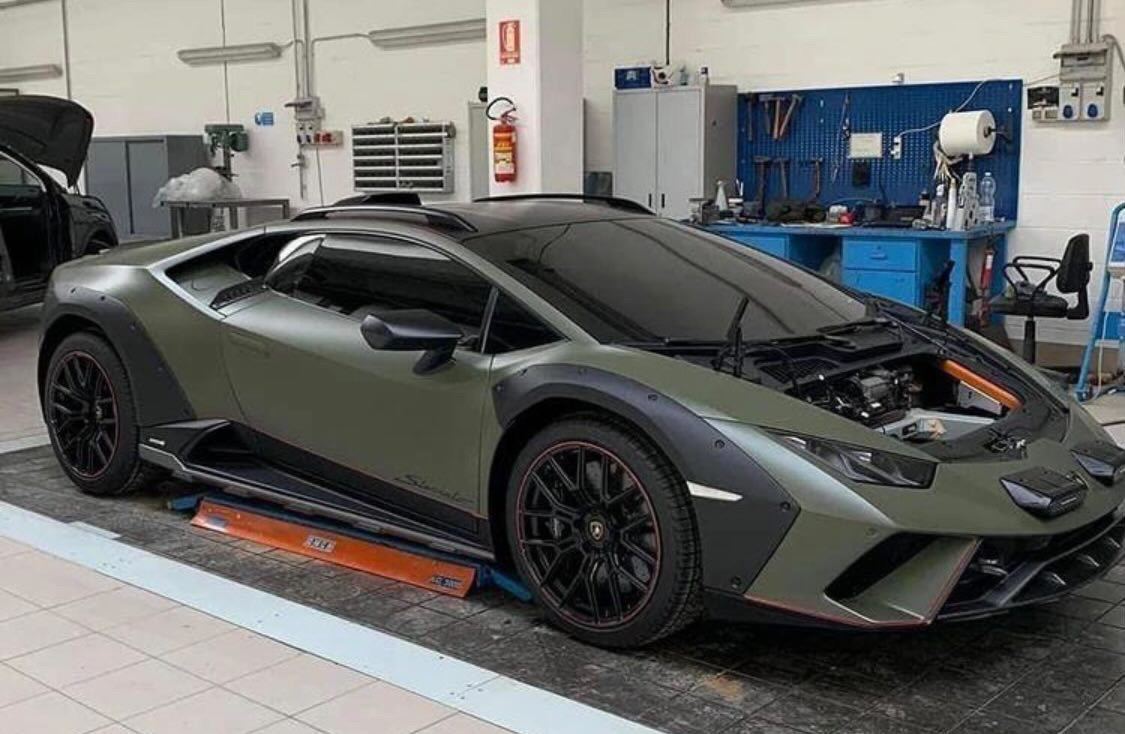 CarUnplugged's tweet photo. 🔥Filtrado el todoterreno de @Lamborghini  

Es el Huracan Sterrato de producción, una versión offroad del Huracan 🌪🌪

Ojo al detalle de los pasos de rueda sin pintar, las barras sobre el techo o las ópticas adicionales del frontal 🤯

🤔¿Opiniones?🤔 https://t.co/2xkUnPxh3m