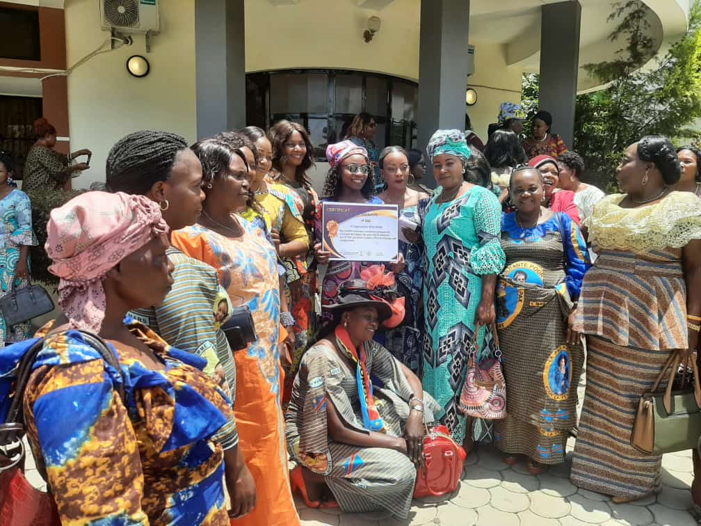 Benitakivughen1's tweet image. La coordination dla JIF/Ituri2022 a décernée un certificat d'honneur &amp;amp;mérite àl'asbl Afia mama pr le travail réalisé pdt le mois de mars où elle a sensibilisée des jeunes filles  sur les droits des femmes @afiamama @UEenRDC @crispine_ngena @HesperianAppsFR @CanadaSuede @VlfCongo
