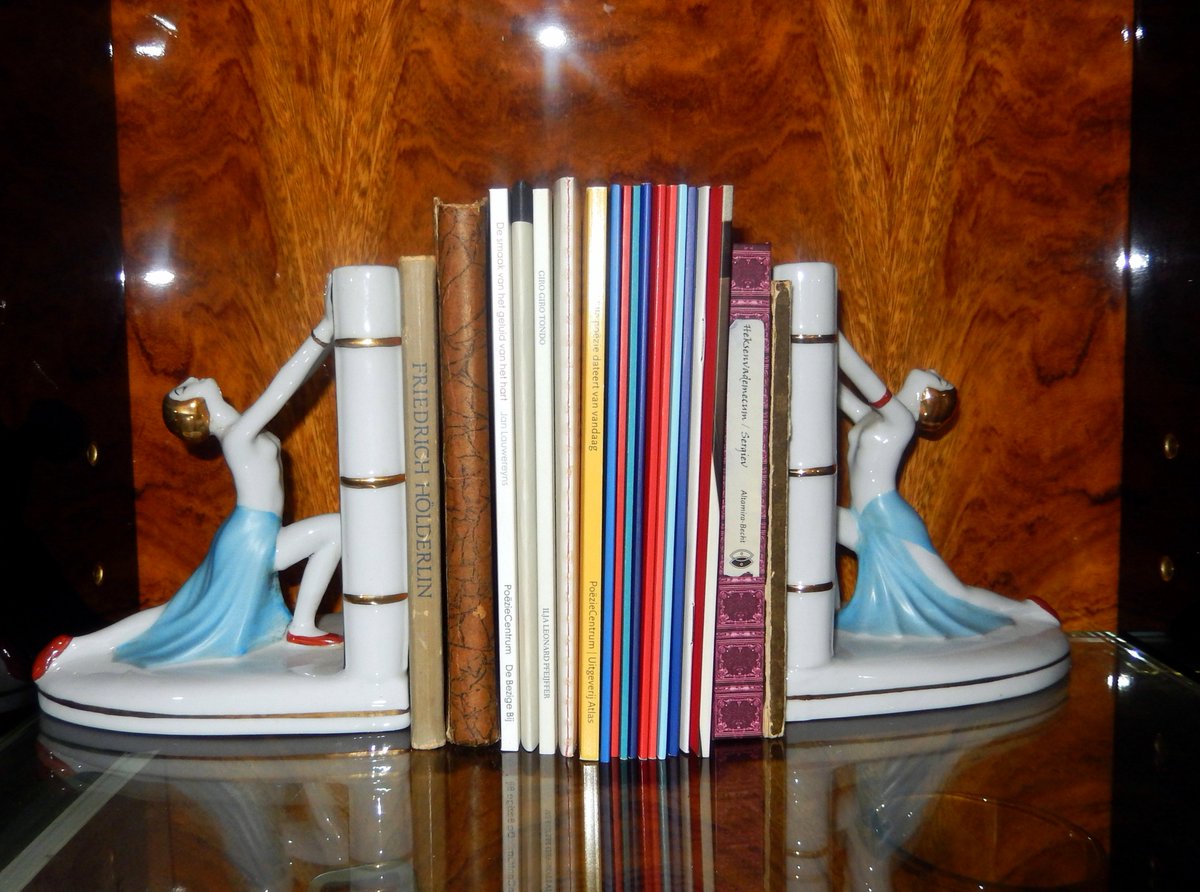 nori_reads's tweet photo. Mini boekjes,
poëzie en ook een heksenvademecum... 🙂📚
#MondayMotivations #ImNotAWitch 🧙♀️ https://t.co/ZlMrTm1MHM