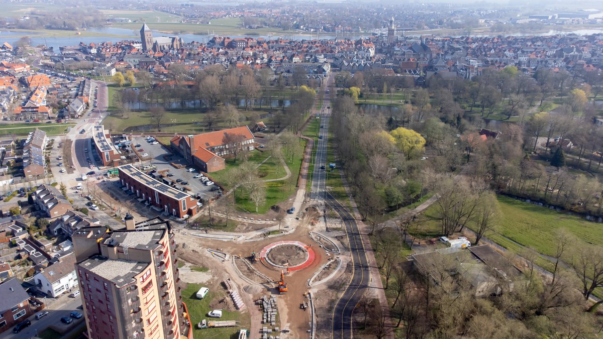 Het werk aan de #Oostzeestraat en rotonde duurt helaas een week langer. De omleidingsroutes gelden daarom nog t/m zondag 24 april. Aansluitend pakken we de #Flevoweg tussen de nieuwe rotonde en kruispunt 3e Ebbingestraat/Meeuwenweg op. Kijk op kampen.nl/veiligbereikba….