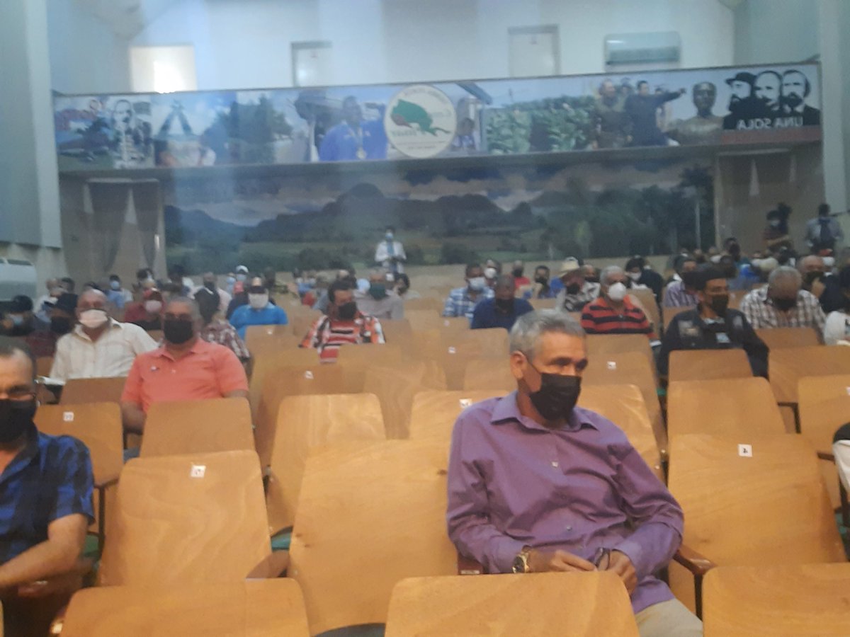 David19114914's tweet photo. Con la presencia del VPM Tapia y la Primera Secretaria del PCC de Pinar del Río, inició el seguimiento al cumplimiento de las 63 medidas para dinamizar la producción de alimentos, correspondiente al primer trimestre del año.
#CubaViveYRenace 
#VamosConTodo https://t.co/JFZKgv250Z