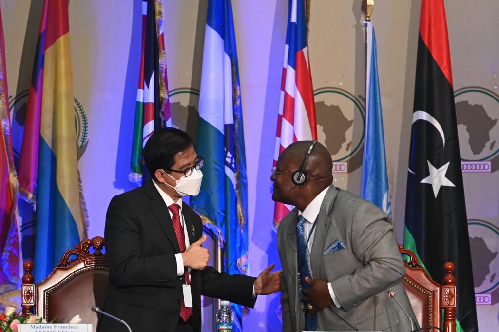 FAOAfrica's tweet photo. 👉Malabo: FAO Conference Secretary, Yurdi Yasmi, gestures Pascual Bacale Mbiang, Secretary of State of Animal Health and Food Safety of the Republic of Equatorial Guinea after the morning session of the 32nd Session of the FAO Regional Conference for Africa.
#ARC31 https://t.co/7oUMsaoqxo