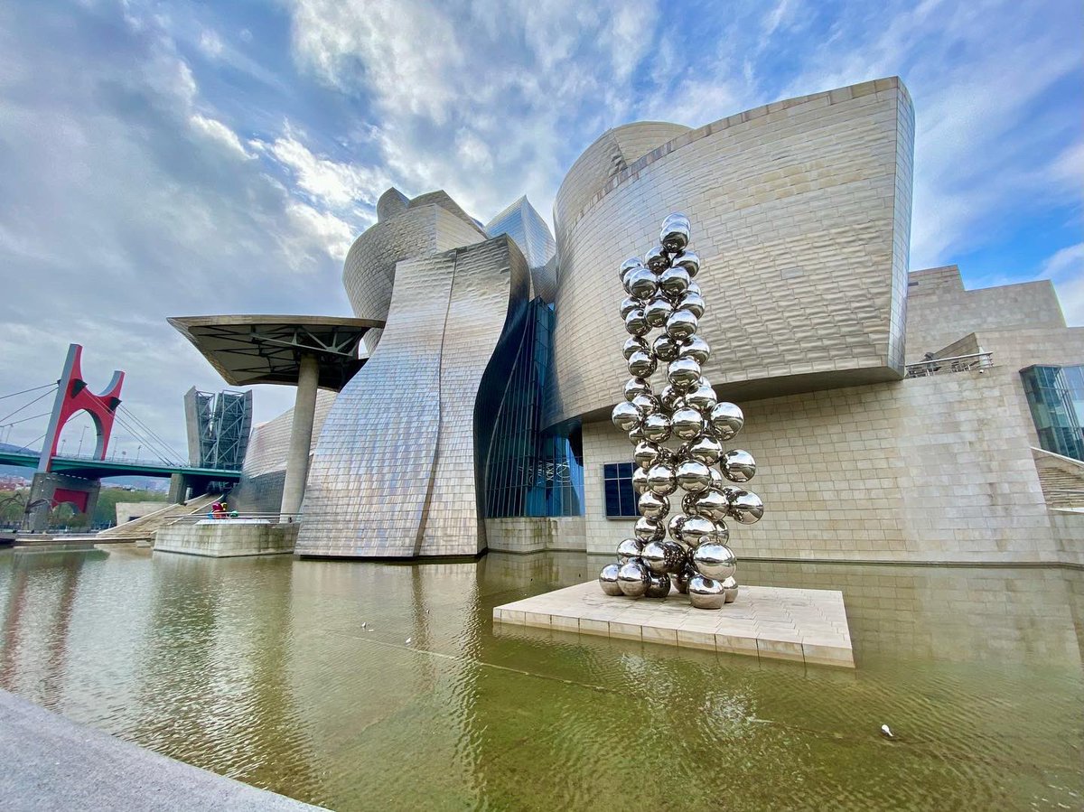 chiarascalco's tweet photo. @MuseoGuggenheim best architecture in Bilbao 🌪

#FrankGehry https://t.co/4xJEPnEqWr
