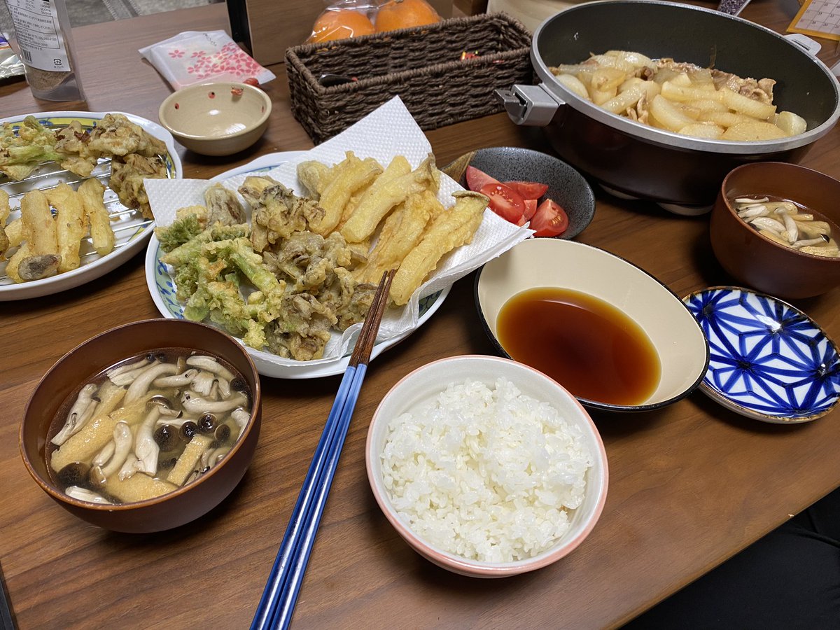jrm4136's tweet photo. 2022/04/10の　#夕食　#きのこの天ぷら　#タラの芽の天ぷら　#豚バラ大根 https://t.co/eyAgB2NYkJ