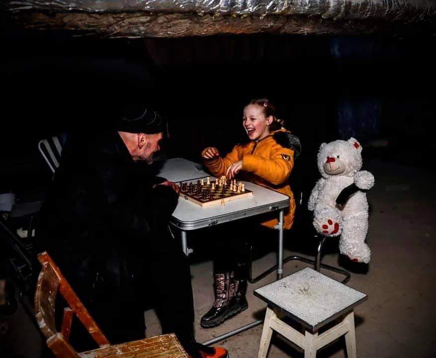 NewVoiceUkraine's tweet photo. 🇺🇦 Kharkiv - the capital of chess. This picture was made in a bomb shelter in Kharkiv.

Photo: Atef Safadi https://t.co/F3q10vRM1p
