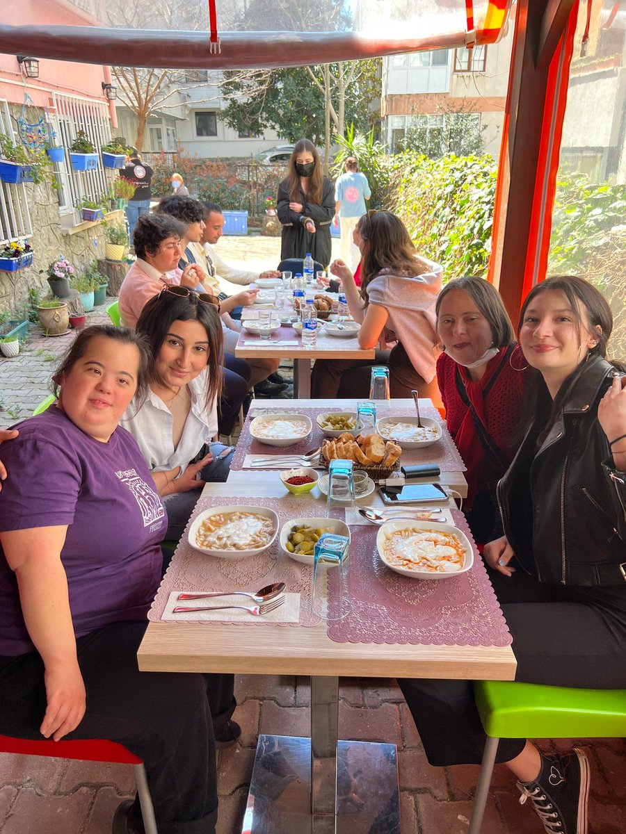 tomurcukkoop's tweet photo. Saint Benoit Lisesi ile eşleşen öğrencilerimizin Best Buddies Buluşması 09.04.2022 tarihinde Atölye21 Down Cafe de gerçekleşti https://t.co/Bxg4jDQSi3