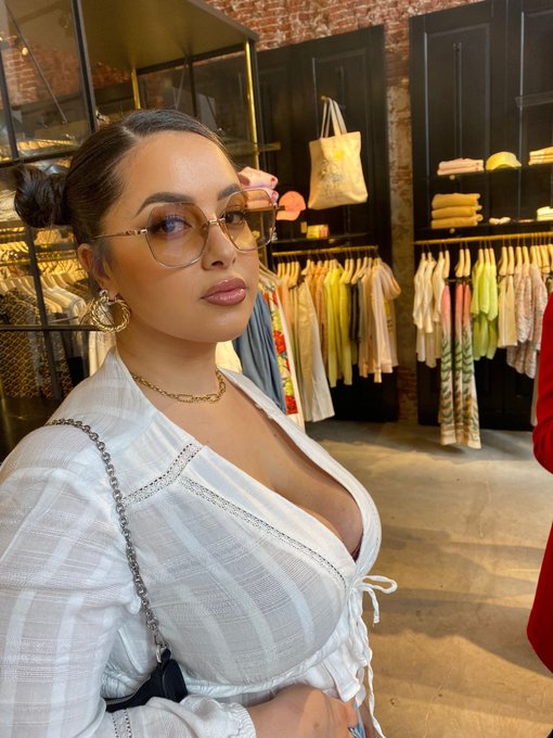 whatcha looking at? https://t.co/KMJSXLiVkH