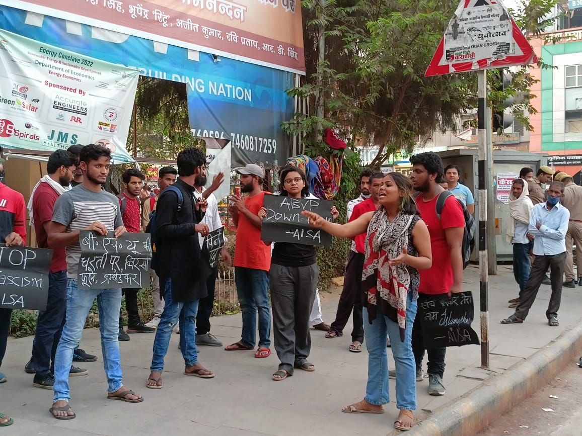 ChandelRanjan's tweet photo. JNU छात्रों पर ABVP लम्पटों द्वारा की गई हिंसा के ख़िलाफ़ आइसा के देशव्यापी प्रतिरोध दिवस में BHU के छात्रों ने आइसा के नेतृत्व में लंका गेट पर विरोध प्रदर्शन किया।

#ArrestSanghiGoons 
#AgainstABVPHooliganism https://t.co/rnUP7mAHkd https://t.co/Xdp7XkwkT2