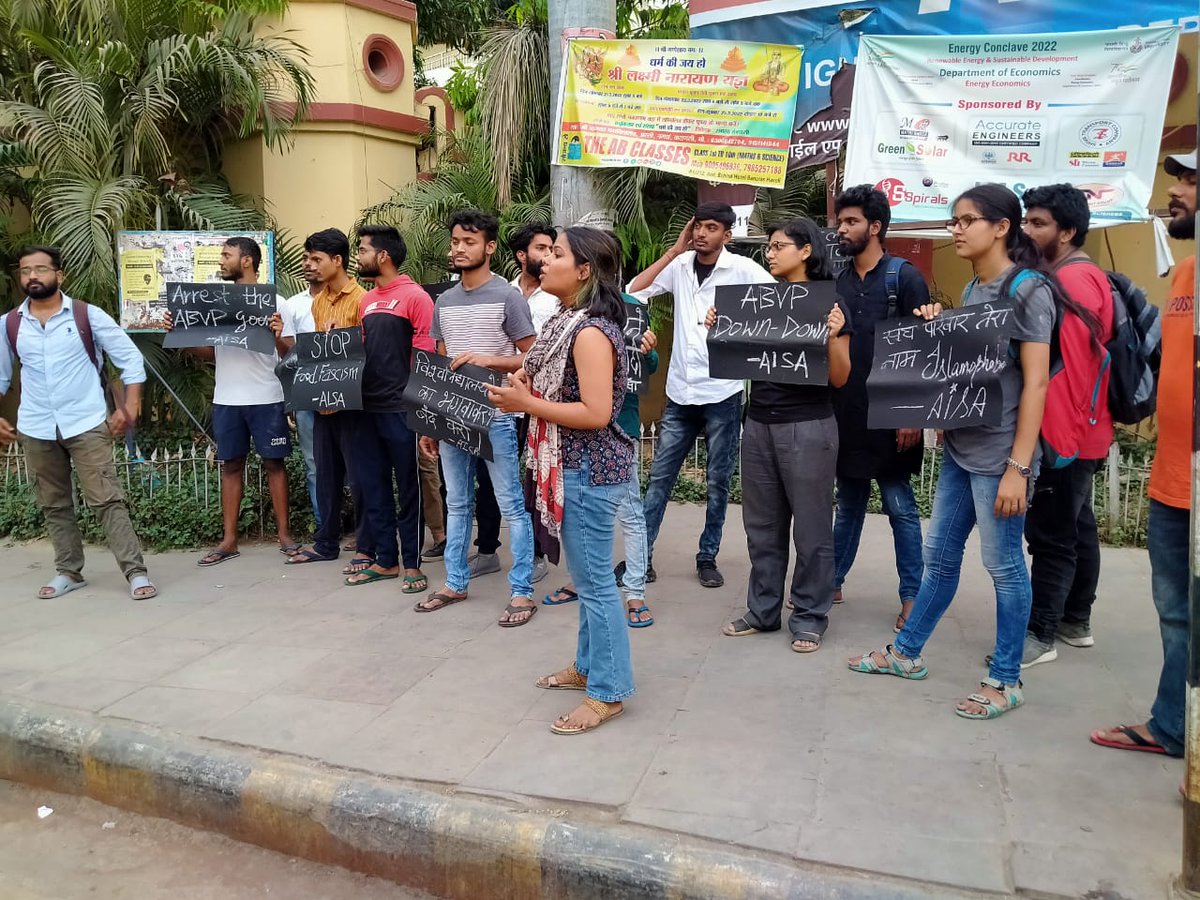 ChandelRanjan's tweet photo. JNU छात्रों पर ABVP लम्पटों द्वारा की गई हिंसा के ख़िलाफ़ आइसा के देशव्यापी प्रतिरोध दिवस में BHU के छात्रों ने आइसा के नेतृत्व में लंका गेट पर विरोध प्रदर्शन किया।

#ArrestSanghiGoons 
#AgainstABVPHooliganism https://t.co/rnUP7mAHkd https://t.co/Xdp7XkwkT2