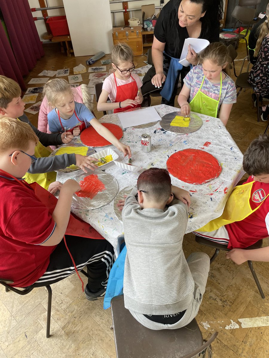Arts &amp; Crafts on our HAF’s!! Great to have the very talented <a href="/GOSHgallery/">Rebekah hunter</a> with us for our Easter #HAF2022 programme helping children develop their creative &amp; design side! #Thorne children this afternoon enjoying some #innovation &amp; #enrichment 
<a href="/MyDoncaster/">City of Doncaster Council</a> <a href="/Ed_Miliband/">Ed Miliband</a> <a href="/KixxUK/">Kixx UK</a> 🧡