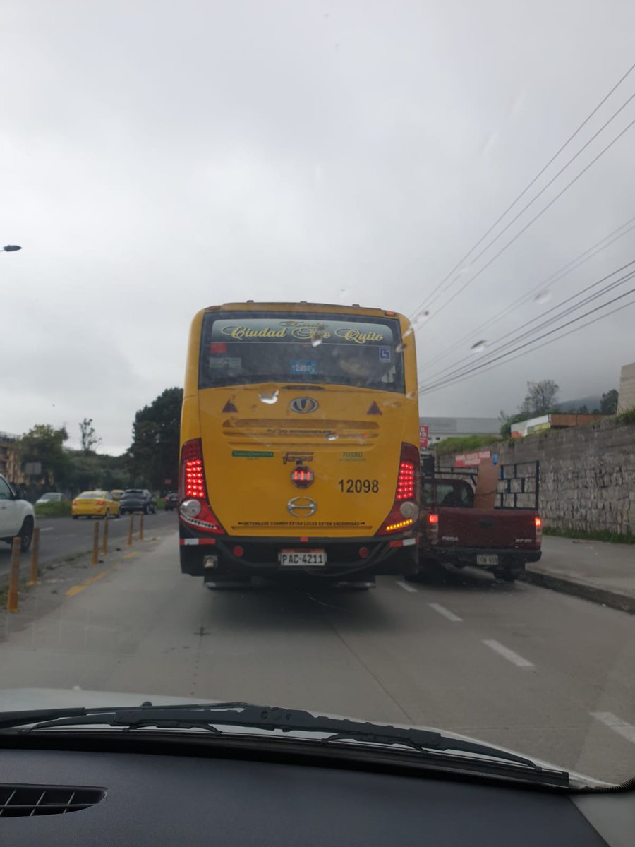 Andriuea's tweet photo. Señores de la @ATM_Transito @MunicipioQuito Buenos días, este conductor se metió a mi carril agresivamente y casi nos chocamos y no le importo, más adelante se le estaba metiendo a una camioneta de la misma manera... Q pasa q no respetan https://t.co/hQdME4N50V