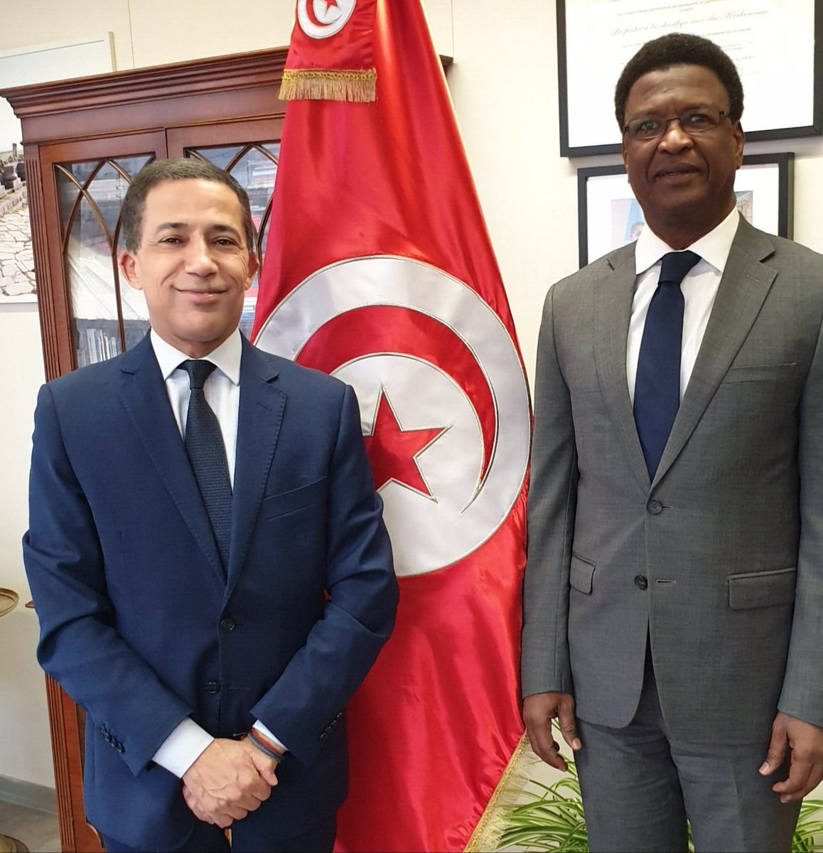 Heureux d'avoir reçu, en visite de courtoisie à la délégation de #Tunisie, SE Ibrahim ABANI nouvel ambassadeur du #Niger auprès de l'#UNESCO 
La longue tradition de coopération entre la 🇹🇳 &amp; le🇳🇪 et la coordination entre nos délégations au centre de l'entretien 
#تونس
#النيجر