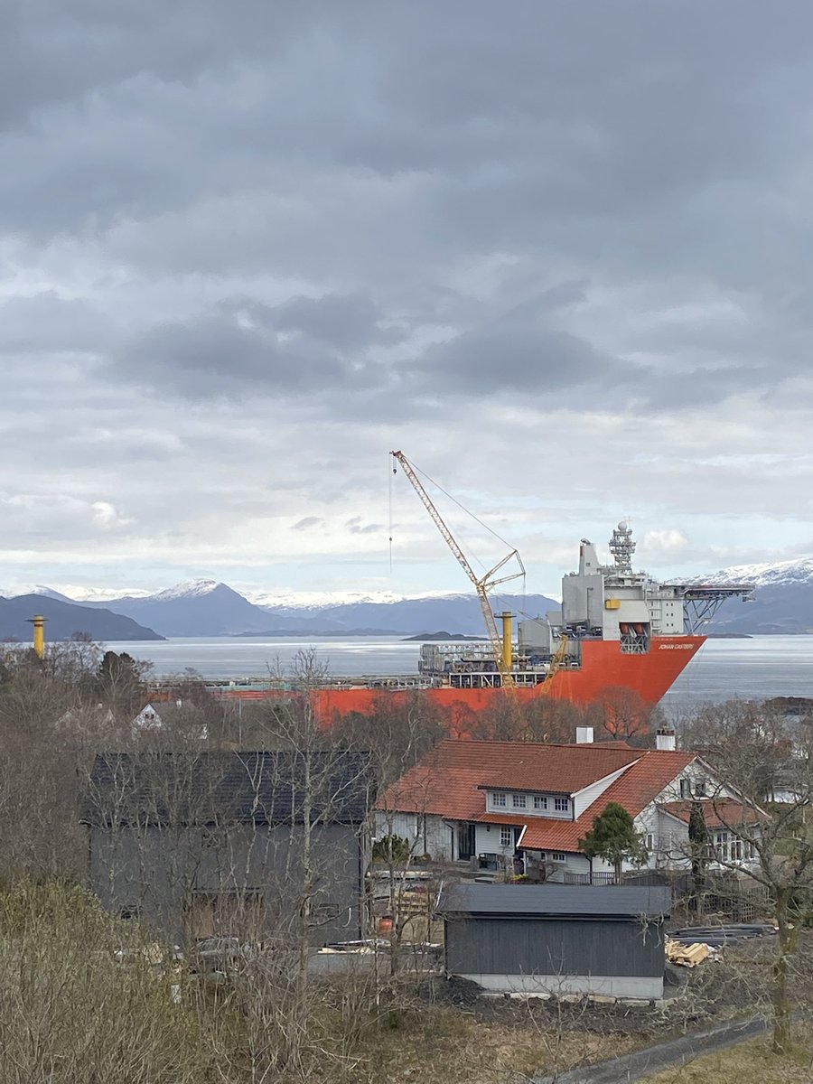 Magnekydland's tweet photo. Kom heim frå jobb, og der hadde det ankra opp ein liten båt nede på fjorden. Den blir nok liggjande der nokre år @akersolutions #castberg https://t.co/G9dx3cYyNu