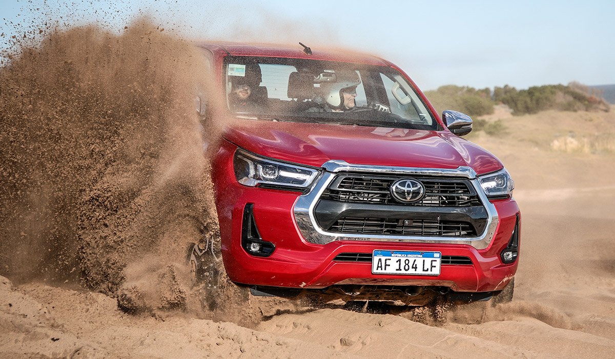 AutoTestArg's tweet photo. MASTER TEST ARENA (Pick Ups medianas)
.
🚘 Toyota Hilux SRX
👉 Motor: 4L / 2.8 Turbodiésel
👉 Potencia: 204 CV
👉 Torque: 500 Nm
👉 Caja: automática, 6 marchas
.
¿Cómo creés que le irá a la pick up de la marca japonesa?
.
#toyotahilux #hilux #toyota4x4 https://t.co/iOEu9bjW08
