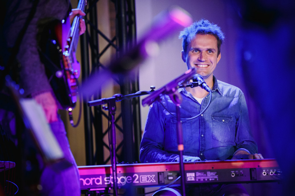 grootnieuwsnl's tweet photo. Na 17 jaar verlaat toetsenist Adrian Roest de populaire band Sela. Hij ervaart dat veranderingen in zijn geloofsleven steeds minder matchen met de boodschap van de christelijke band. “Er ontstaat nu ruimte voor mijn eigen zoektocht.”

👉 Luister terug:
https://t.co/WrRZQ36LMN https://t.co/d63Jp6HhCa