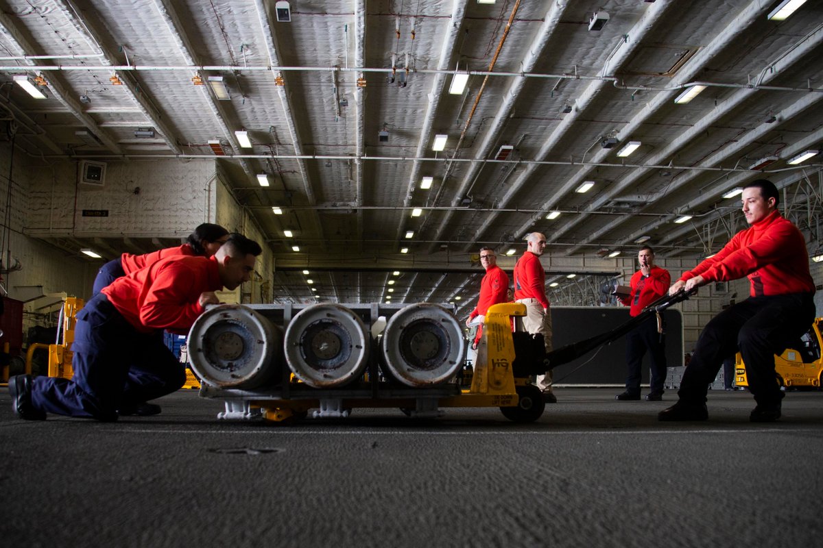 #Warship78 ammunition on-load is what turns an aircraft carrier into a warship! The evolution filled the ship with over 541K lbs of ordnance with help from USNS William McLean (T-AKE 12). 
#teamwork #platformsmatter #MSCDelivers 

Read more here👇
dvidshub.net/r/bnqpj3