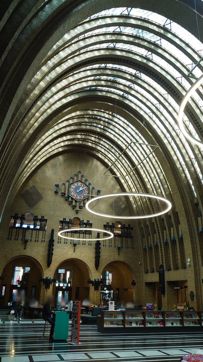 Te gast bij de @bibliotheek Utrecht, Neude om te vertellen over een inclusief internet en de Mediajungle. Maar jeetje.. wat een prachtig inspirerend gebouw is dat geworden!