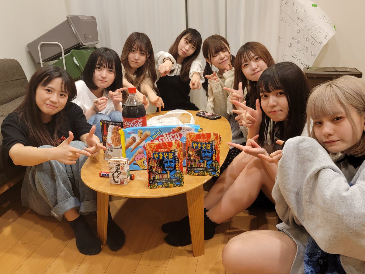 STAiNY_official's tweet image. 【#ステイニー 就寝チャレンジ😪💤】

①引用元Tweetが #400RT 
かつ
②同時視聴が #200人OVER

で【就寝決定💯‼️】

💥罰ゲーム💥
23:30までクリアできなければ…
【#カプリコカラオケ🎙️】
24:00まで
【#メントスコーラ🍹】
24:30まで
【#ペヤング極激辛🔥】
25:00まで
【#鬼ころし🍶】