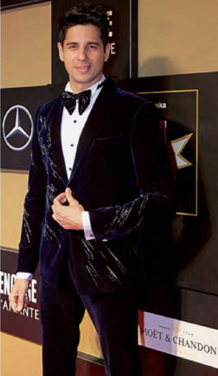 SidUpdates's tweet photo. 📸: @SidMalhotra and other celebrities at the @HELLOmagIndia #HELLOHallOfFameAwards2022 ✨ #HHOF22 https://t.co/JIk8FM61rD