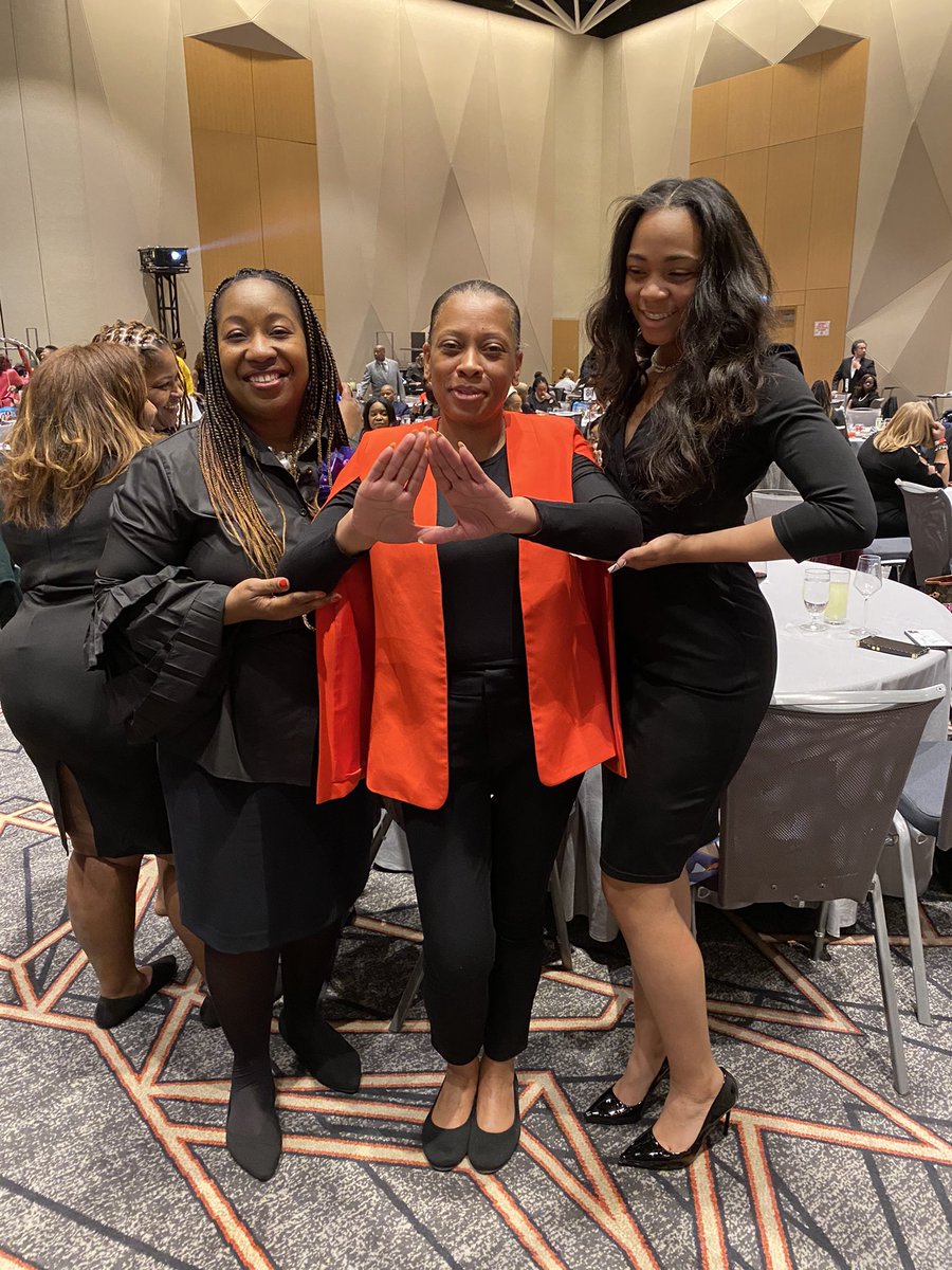 Rev_principal's tweet photo. Congratulations to our newest Soror Principal Sabrina Anderson ❤️🔺🎓🎉@MarcusGarveyES @Network13T https://t.co/VyHanRCTEA