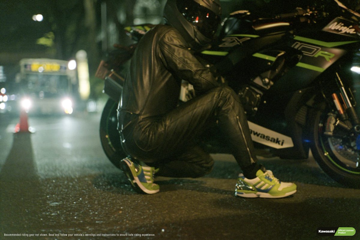 STRENDJP's tweet photo. adidas Originalsが、日本を代表するバイクメーカー「KAWASAKI(@Kawasaki_JPN)」と初コラボ。

“カワサキグリーン” や “Ninja” のグラフィックが特徴の2モデルのスニーカーを発売。

詳細はこちら▷ https://t.co/WVJ3UQmEl3

#adidasoriginals 
#kawasaki 
#ファッション 
#バイク
#スニーカー https://t.co/Px7kOzN37U