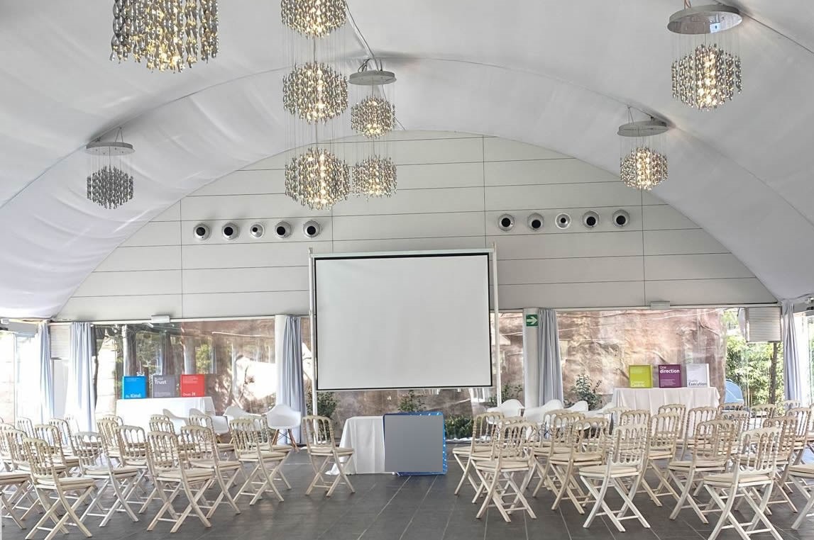 SmartyEventos's tweet image. Hace unos días organizamos un evento global para una empresa de servicios de automoción. Audiovisuales, traducción, catering, etc. Podemos ayudarte a ti también a organizar tu evento con todo lo que necesites para la jornada.  

Más info en nuestra web: smartyeventos.es/eventos-conven…