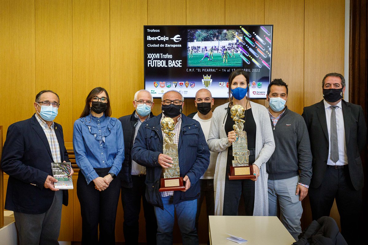 #FAF Antonio Ferrer, directivo de la Federación Aragonesa de Fútbol, estuvo presente en la presentación del XXXVII Torneo Ibercaja - Ciudad de Zaragoza que organiza <a href="/Balsaspicarral/">UDBP</a> y que presentó @CrisGarciaCs concejala de Deportes del <a href="/zaragoza_es/">AyuntamientoZaragoza</a> 

vía <a href="/futbolaragon/">Real Federación Aragonesa Fútbol</a>