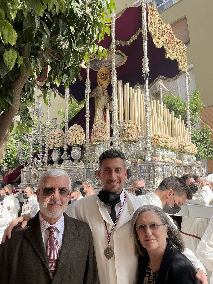 gonzalopostu's tweet photo. Un Domingo de Ramos en familia, bajo el manto de @HdadHumildad . #SemanaSanta #Malaga #HumildadyMerced https://t.co/6C6rUdOlrb