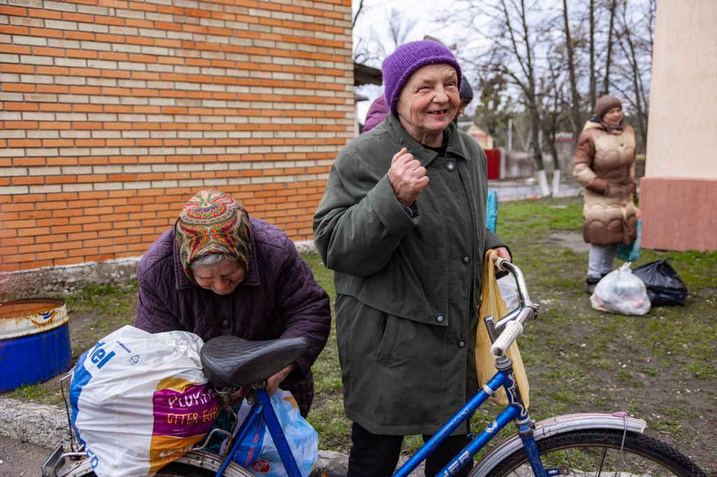 chefjoseandres's tweet photo. "Do you need help tying the bag to your bike?" the @WCKitchen team asked… "No! We are strong, war babusi!" said the 84 year-old grandmother as she threw the 20 pound food bundle on the back of her bicycle… 💪 This is the strength of the Ukrainian people! #ChefsForUkraine 🇺🇦 https://t.co/tBcxbViUJF