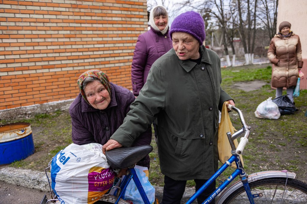 chefjoseandres's tweet photo. "Do you need help tying the bag to your bike?" the @WCKitchen team asked… "No! We are strong, war babusi!" said the 84 year-old grandmother as she threw the 20 pound food bundle on the back of her bicycle… 💪 This is the strength of the Ukrainian people! #ChefsForUkraine 🇺🇦 https://t.co/tBcxbViUJF