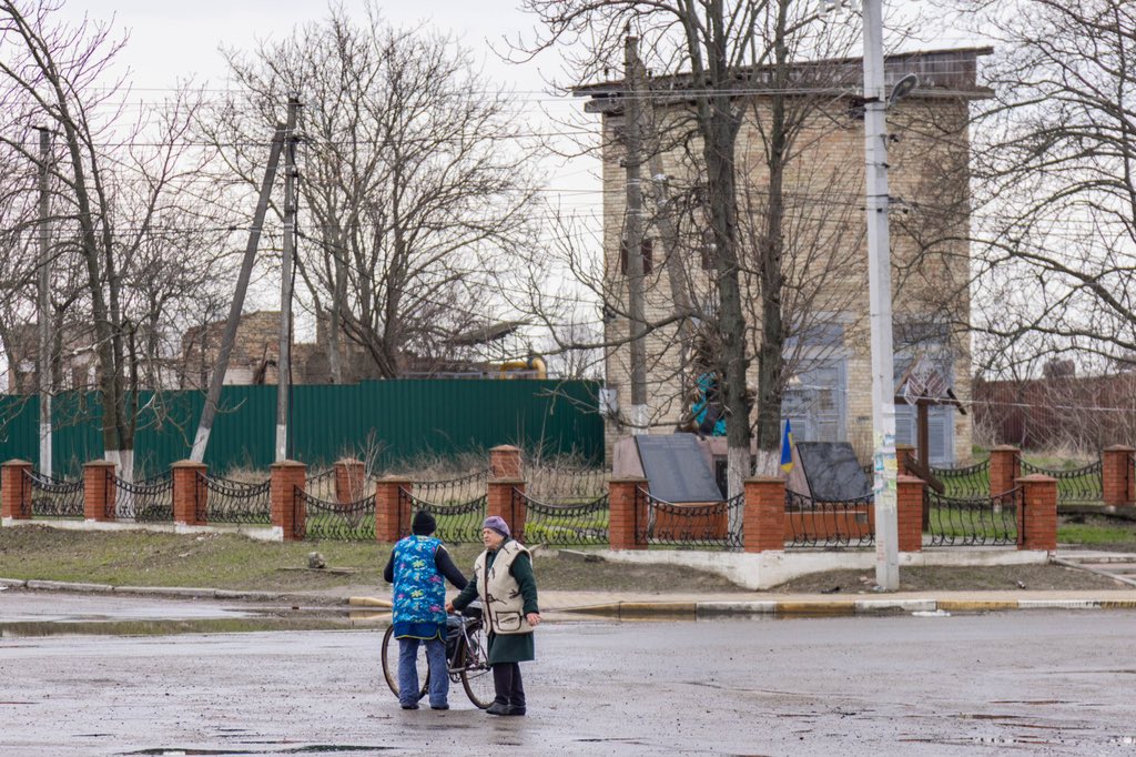 chefjoseandres's tweet photo. "Do you need help tying the bag to your bike?" the @WCKitchen team asked… "No! We are strong, war babusi!" said the 84 year-old grandmother as she threw the 20 pound food bundle on the back of her bicycle… 💪 This is the strength of the Ukrainian people! #ChefsForUkraine 🇺🇦 https://t.co/tBcxbViUJF