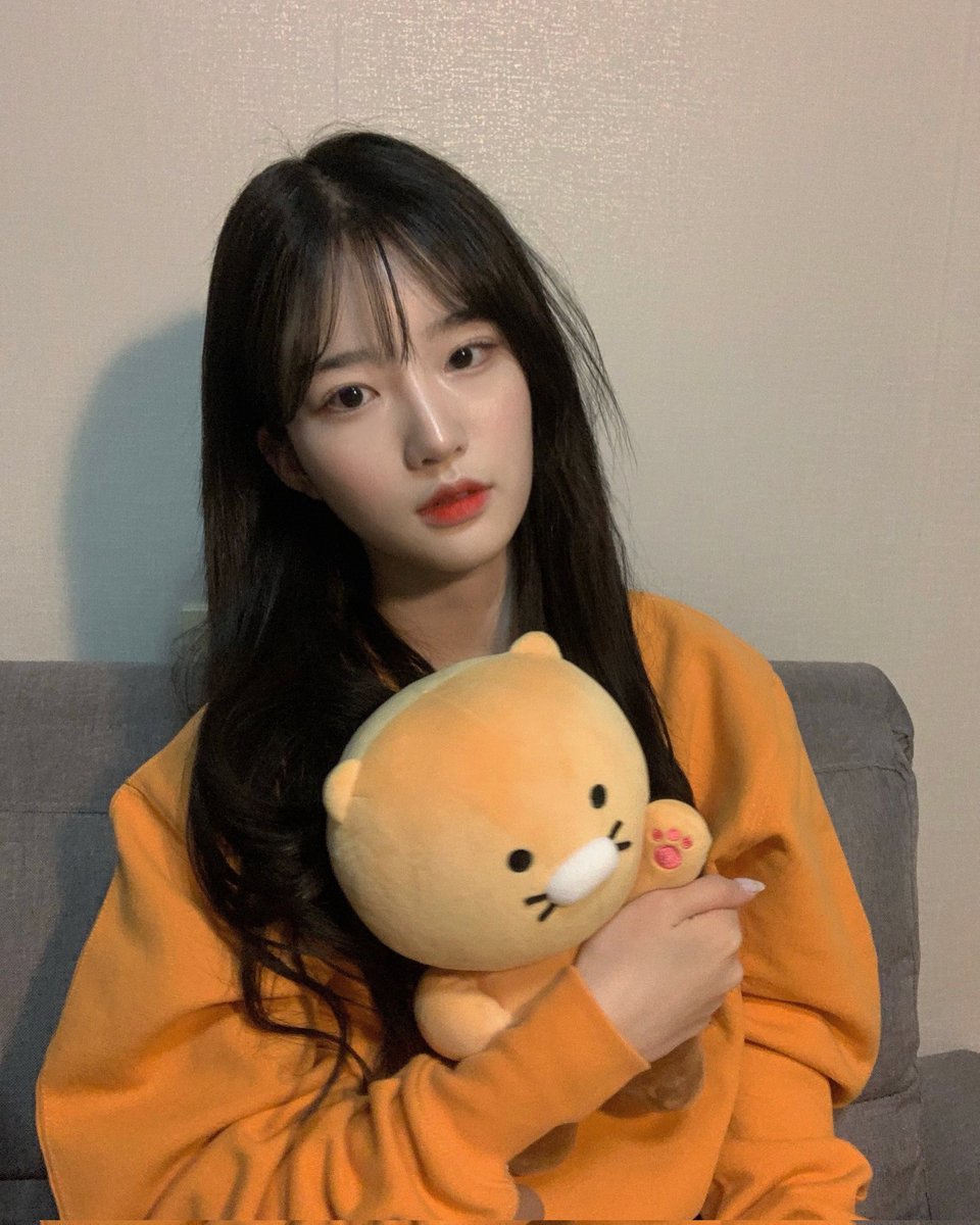 Nova foto de Yooyeon também publicada no Kakaotalk. 🤍🧸

#KIMYOOYEON #김유연