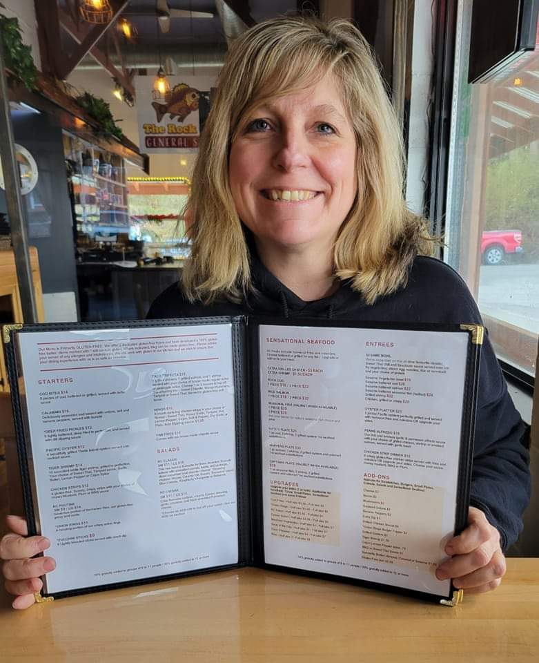 visual_edge's tweet image. My partner George and I had a wonderful lunch at the @rockcodcafe yesterday afternoon. I really enjoyed their deep fried pickles! I&apos;m very happy for the new owners, my friends Tami and Dallas, who also hired me to create their new menus! 
#eatlocal