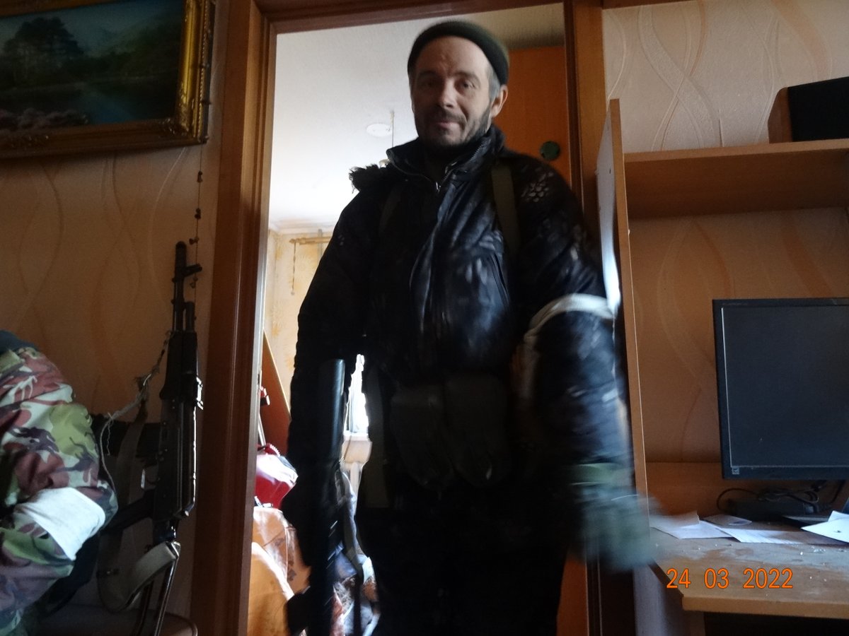 Разведчики Ильич (слева) и Волк. Одни из самых лучших, отважных, светлых духом людей, который я когда-либо встречал. Ильич воевал в 2014-м и вернулся в строй в 2022-м. Волк служил с первых дней Русской Весны. Погибли в разведке боем. 
gennadiydubovoy.livejournal.com/333557.html
