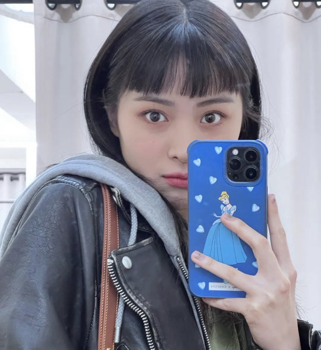 ryuluvs_'s tweet photo. mirror selfies ftw 

[#MSD #MidzySelcaDay #RYUJIN @ITZYofficial ] https://t.co/mxWuonWy8J