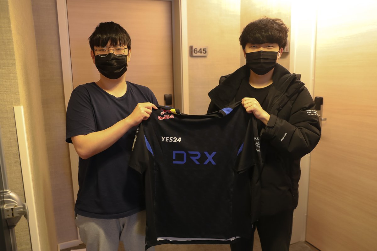 DRX_VALORANT's tweet photo. 👋 @Sayaplayer @TheGuard 
Hope you guys enjoy the jersey! #VALORANTMasters https://t.co/2uvTp1qiTM