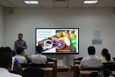 udes_oficial's tweet photo. #MomentosUDES La @udes_oficial realizó su tercer trueque de semillas para recordar la importancia que tienen las especies de nuestra región 🌱🌵🌾
#UDESVerde 📸 Vea las imágenes de esta actividad: https://t.co/yzGfvFYiRq https://t.co/OWThHf2LyG