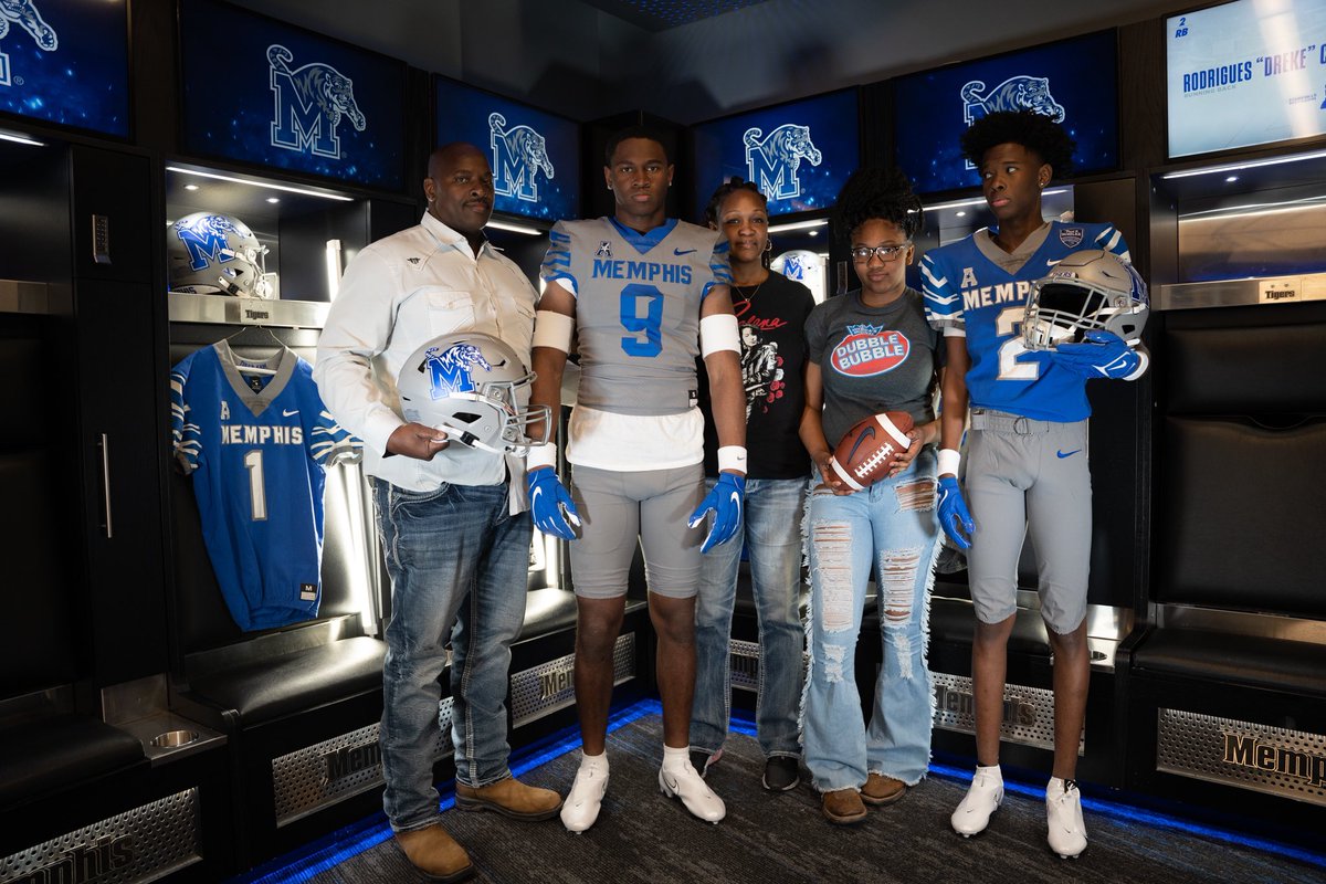 r0dneyy's tweet photo. Memphis Littt 🔥🔥🔥!! #GoTigers https://t.co/QtyZ3cBln2