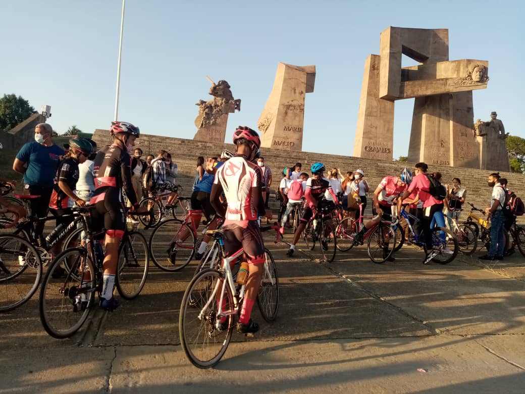 FeuCuba's tweet photo. 🚴🏽‍♂️🇨🇺 #RevolucionandoElDeporte 🤩 amaneció la Federación Estudiantil Universitaria de la provincia de #Guantánamo pedaleando en la "Bicicletada Centenario de la FEU" 🚴🏽‍♂️🇨🇺 

Súmate!!! #SomosFEU

#CentenarioFEU #XCongreso #Revolucionando https://t.co/rde4CIKOZB