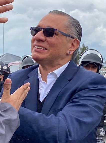 dinamitapv's tweet photo. Jorge Glas según su intervención dentro de la audiencia de HC / Jorge Glas cuando salió https://t.co/WTbCm1nFt4