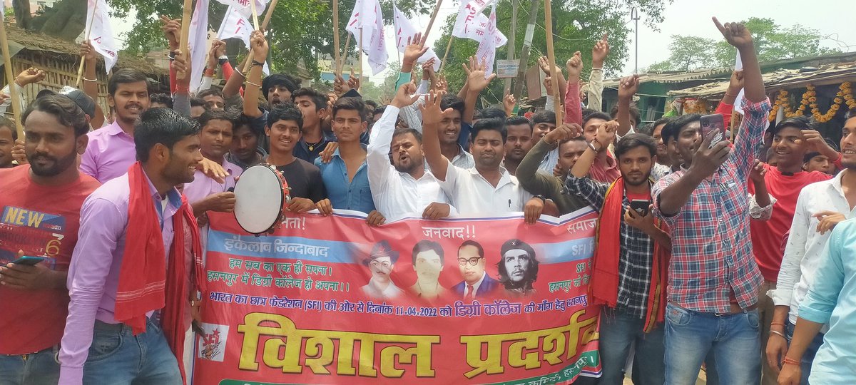 AmbedkarMukul's tweet photo. #बिहार
समस्तीपुर के हसनपुर में डिग्री काॅलेज की मांग को लेकर सैकड़ों की संख्या में एसएफआई कार्यकर्ताओं ने चीनी मिल चौक से प्रखंड कार्यालय तक जुलूस निकालकर प्रदर्शन किया गया व‌ मांग पत्र सौंपा।
@SFI_CEC @sfibiharstate @MayukhDuke @VP_Sanu https://t.co/GK09SM5vD5