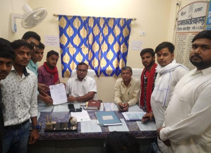 AmbedkarMukul's tweet photo. #बिहार
समस्तीपुर के हसनपुर में डिग्री काॅलेज की मांग को लेकर सैकड़ों की संख्या में एसएफआई कार्यकर्ताओं ने चीनी मिल चौक से प्रखंड कार्यालय तक जुलूस निकालकर प्रदर्शन किया गया व‌ मांग पत्र सौंपा।
@SFI_CEC @sfibiharstate @MayukhDuke @VP_Sanu https://t.co/GK09SM5vD5