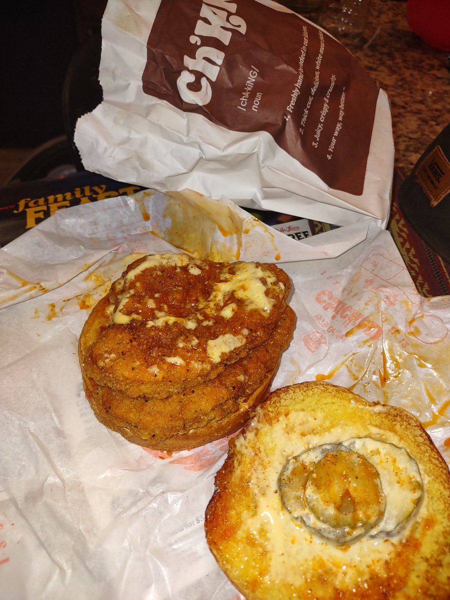 jondondoInc's tweet photo. So I Went to try the hand breaded spicy Chking and @BurgerKing and got this double patty joke-king @MagicJohnson I knew there was a reason my family doesn't eat there anymore. https://t.co/Wsw9MF1RjV