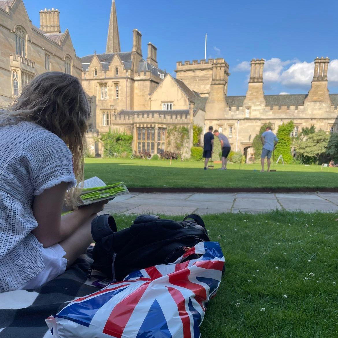 OxbridgeByWS's tweet photo. Every Monday is one day closer to summer.  🌞 🤗 🇬🇧 

Applications are open. Apply now to reserve your spot and classes! https://t.co/bLCQjIMwoG

📸 Caroline, Oxford Tradition, 2021 🇬🇧

#Oxbridge #Oxtrad #studentsabroad https://t.co/5x6yRjqxVw