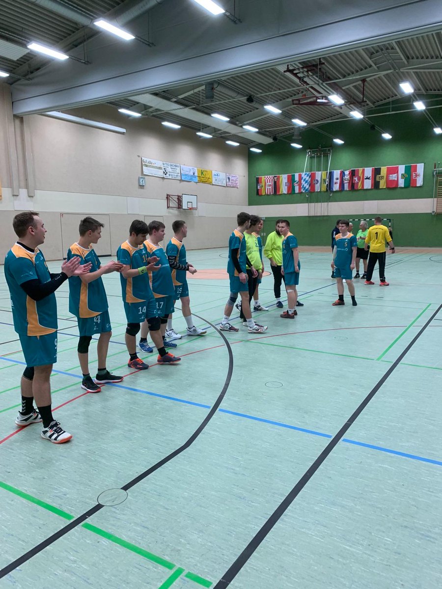 HVL09's tweet photo. Unser Spieltagesbericht vom letzten Wochenende ist Online. Unser erste verliert gg. den Tabellenführer @wolfsrudel1910 mit 15:27 vor heimischer Kulisse und unsere zweite gewinnt in #Dahlewitz gg. die Dritte Auswahl mit 33:34. Mehr auf: https://t.co/328LZ8DRmC #hvl09 #luckenwalde https://t.co/BYrQiTw7b9