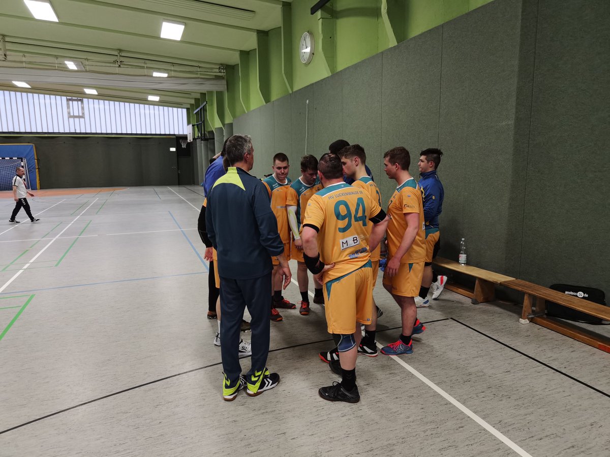 HVL09's tweet photo. Unser Spieltagesbericht vom letzten Wochenende ist Online. Unser erste verliert gg. den Tabellenführer @wolfsrudel1910 mit 15:27 vor heimischer Kulisse und unsere zweite gewinnt in #Dahlewitz gg. die Dritte Auswahl mit 33:34. Mehr auf: https://t.co/328LZ8DRmC #hvl09 #luckenwalde https://t.co/BYrQiTw7b9