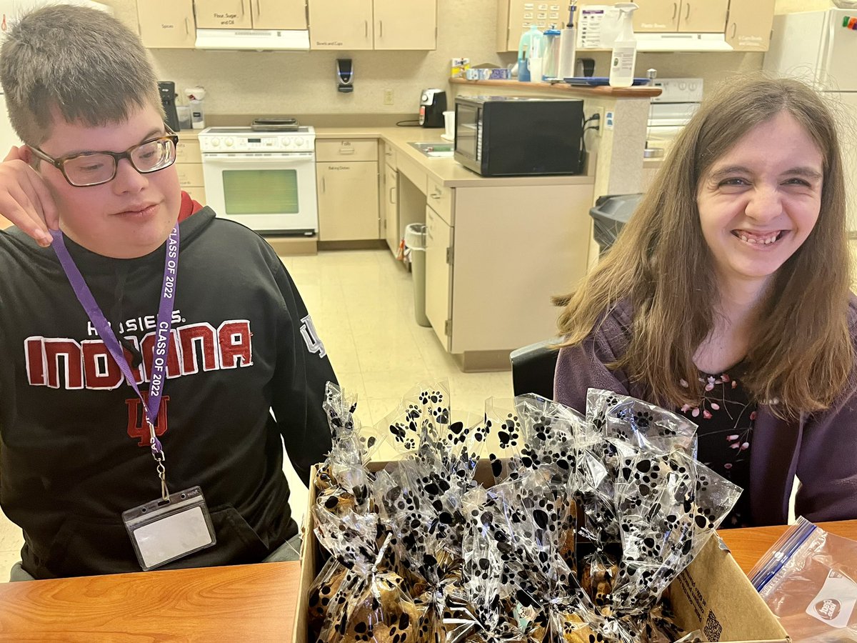AnnikaFlodder's tweet photo. These kiddos are selling dog treats in a donation basis! They come in small, medium, and large! All homemade! Please let me know if you would like a bag or two or three! @bethadmire1 @CrumpKatie https://t.co/RctC7wuzUS