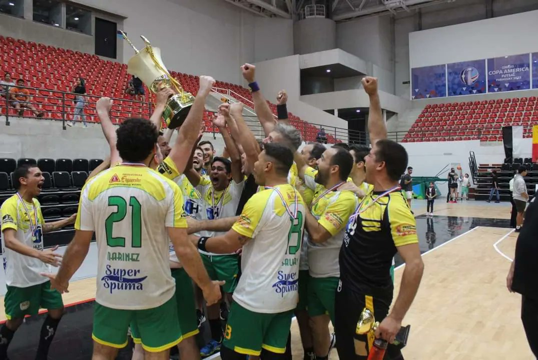 cpyhandball's tweet photo. ¡Ypane Campeón Invicto!

🔝Ypane se consagró Campeón Invicto🥇en masculinos, del XXXVI Campeonato Nacional de Handball Ypane 2022🏆 Copa De Rosca!

➡️El equipo dirigido por el prof. @marce_Ojedaa, se impuso a Minga Guazú por el marcador de 37 a 32 en una emotiva final! https://t.co/Fs6vkFTaW4