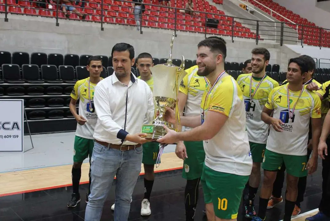 cpyhandball's tweet photo. ¡Ypane Campeón Invicto!

🔝Ypane se consagró Campeón Invicto🥇en masculinos, del XXXVI Campeonato Nacional de Handball Ypane 2022🏆 Copa De Rosca!

➡️El equipo dirigido por el prof. @marce_Ojedaa, se impuso a Minga Guazú por el marcador de 37 a 32 en una emotiva final! https://t.co/Fs6vkFTaW4